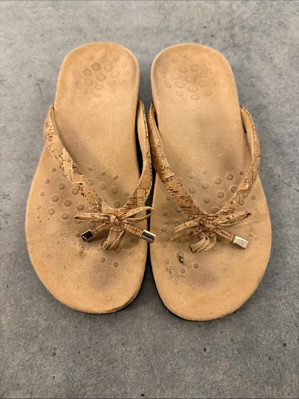 Vionic Cork-Pattern Tan Bow Flip Flop Sandals